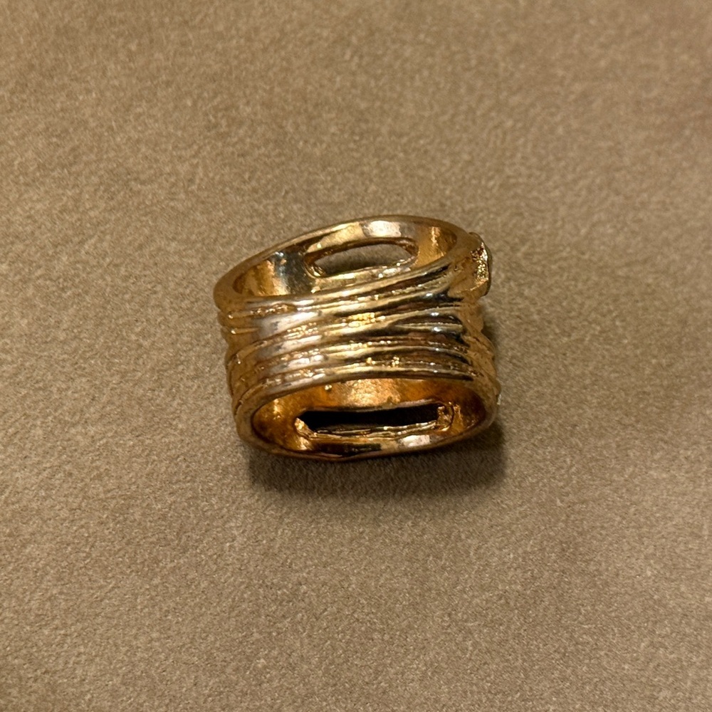 Elegant Gold Ring with Crystal Accents - Picture 3 of 3